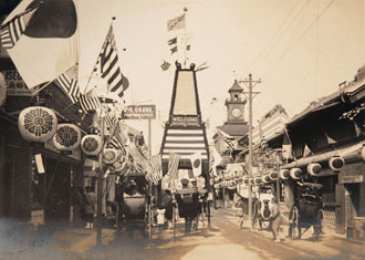 国旗と提灯で飾られた弁天通り