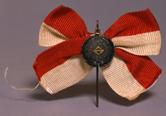 浜菱マーク入りの徽章