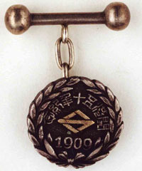 徽章と全く同じデザインのカフスボタン