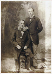 W.C.イーストレーキ（左）と子息