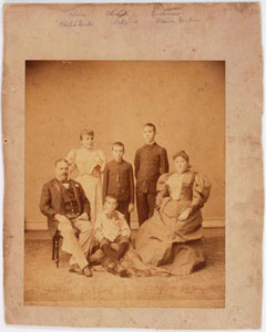 明治時代のミシェル・デンティチ（左端）一家