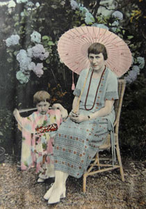 叔母のドロシーと2歳になる前のドロシー・ブリトン