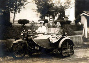 サイドカーで取材に出かける廣田花崖（ひろたかがい）（右端の人物）