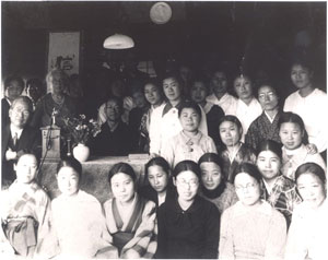 開設された電話機を囲んで