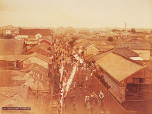 賑町の高所から撮した大火以前の伊勢佐木町通り 明治30年ころ 放送大学附属図書館所蔵