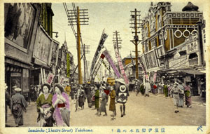 長者町から賑町をのぞむ 右手が椅子席に改造された喜楽座 大正中期 当館蔵