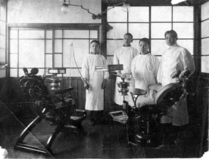 大正期横浜の松影町（現横浜市中区）にあった榊原歯科医院の診療室　榊原紀男氏所蔵