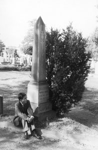 馬場辰猪の墓の傍らの萩原先生（「萩原文庫」）