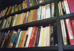 書斎の洋書棚、2002年５月撮影