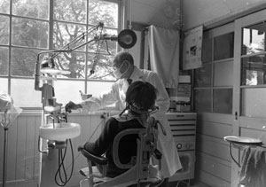 写真５ 横浜市立山下小学校で診療にあたる榊原勇吉 昭和48（1973）年3月 榊原紀男氏撮影