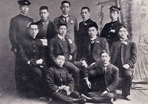 図４ 日露戦争後のお伽倶楽部の人々 久留島は真中の列右から2人目（生田葵『お話の久留島先生』より）