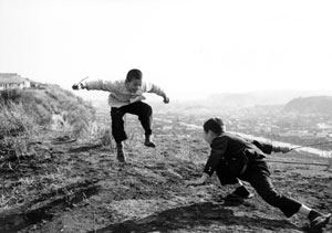 チャンバラ　昭和30年（1955）2月12日　南区稲荷山で。右手下には堀割川、左手奥には米軍根岸住宅が写る。