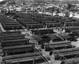 駐留軍のかまぼこ兵舎　昭和30年頃　接収解除前後の様子。伊勢佐木町の野沢屋屋上から撮影した福富町一帯。