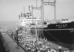あめりか丸の出航　昭和33年（1958）８月４日　南米移民船を送る人びとで大桟橋は埋め尽くされる。