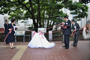 野外展示パネルの除幕式