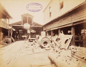 ピーターソン鉄工所内部ではたらく日本人労働者　明治30（1897）年　故荒木セルマ氏寄贈・当館蔵