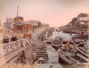 写真２　前田橋よりのぞむ堀川沿いの町並み　1900年頃（当館所蔵）