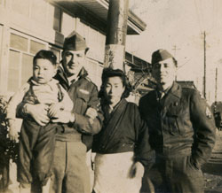 写真8　外国人兵士と並ぶ写真館の家族（深野フォトスタジオ所蔵）