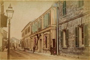 図５　横浜居留地メインストリート／57番地クーン商会付近　故平尾榮美氏旧蔵・当館保管〔彩色写真帳〕所収