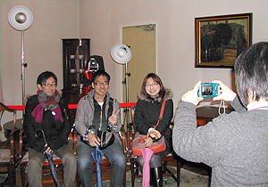 スタジオ（旧総領事室）で記念写真を撮るお客様の様子