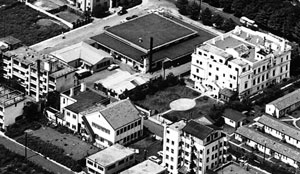 図３　1950年代後半の山下町一帯　横浜市史資料室提供　中央下部にインド・クラブ、右上端に接収中の山下公園が見える。