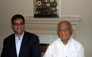 図４　チャンドル　Ｇ・アドバニ氏（右）とご子息ナリン　Ｃ・アドバニ氏（左）　2012年５月撮影