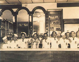 元町・不二家の喫茶室「ソーダファウンテン」の光景　大正期　株式会社不二家広報室提供