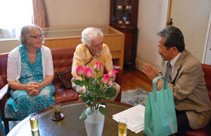 ウェイスご夫妻と上山開港資料館長（右端）