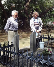 リチャードソンの墓に献花