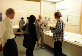 歴史博物館の展示を見学。左端は鈴木歴史博物館長