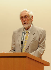 講演会で挨拶をするウェイス氏