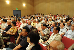 満員の講演会場