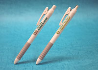 ペリーのイラスト入りシャープペンと資料館・旧館外観のイラスト入りボールペン各１本180円（税込）