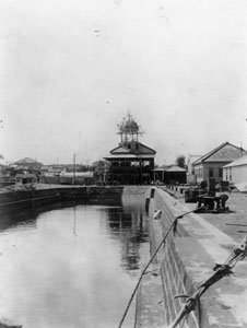 ドックから建設中の事務所棟を望む　明治44（1911）年頃　故齊藤淑郎氏旧蔵・渡邉淳氏画像提供