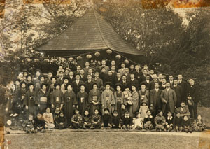 図３　上海での安部洋行花見会　山本美月子氏蔵　1917年頃