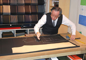 図４　トムサン商会で作業中の張肇揚氏　2013年3月