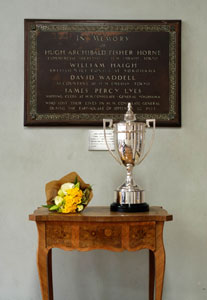 写真４　関東大震災で死亡した旧英国総領事館職員の銘板と２代目シルバー・カップ