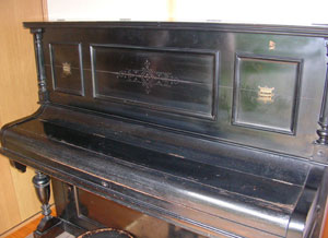 図１　修理前の周ピアノ　2009年5月撮影