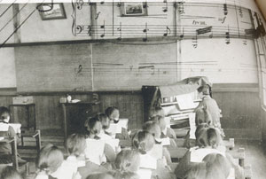 図３　安城高等女学校時代の周ピアノ　昭和14年卒業アルバムより　鵜飼文氏所蔵、安城市歴史博物館提供