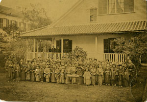 写真１　ヘボン邸中庭の写真　岡山洋二氏寄贈　横浜開港資料館所蔵