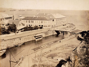 写真３　山手から撮影したヘボン邸とグランド・ホテル　横浜開港資料館所蔵