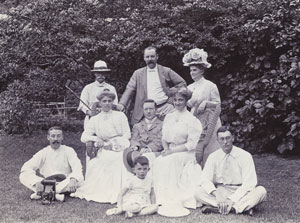 写真１　長崎の南山手バックランド邸の庭に集うサムエル・ヘップバーンと仲間たち　後列左、ゴルフクラブを持つサムエル、後列中央はバックランド氏、その右がサムエルの夫人クララ。