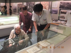 9/12「被災者が語る関東大震災」展に手記を展示させて頂いた日高帝さん（109歳）が来館されました。当日は八木洋美さん（同展八木彩霞氏資料を寄託）も来館され、新聞でも報道されました。