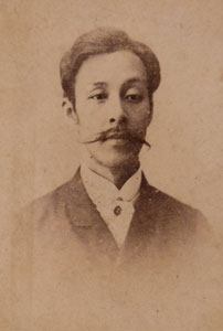 写真１　酒井利泰肖像写真　酒井利彦氏所蔵