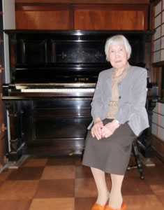 図１　周ピアノと平井篤さん　２０１３年１０月撮影