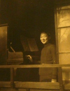 図４　周ピアノと小田野豊子　１９３３年頃　松尾典子氏蔵