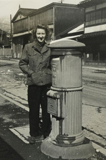 写真１　郵便ポストとメアリー・ルジェーリさん