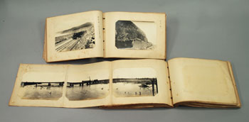 図１　「関東大震災鉄道復旧工事写真帳」　B（上）と同Ａ（下）　河邊啓太郎氏寄託・当館保管