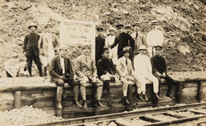 図２　復旧作業に従事した鉄道省の職員