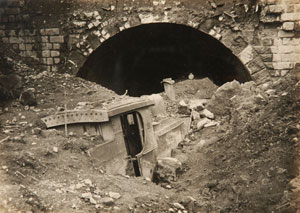 図３　根府川−真鶴間で土砂に埋没した機関車